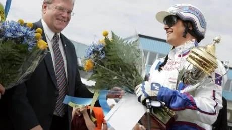 Landshövdingen överlämnade pokal och blommor till Robert Bergh efter segern med Crown Kemp i Top of Europe Trot. 
2006-06-17
Foto: Joakim Nordlund