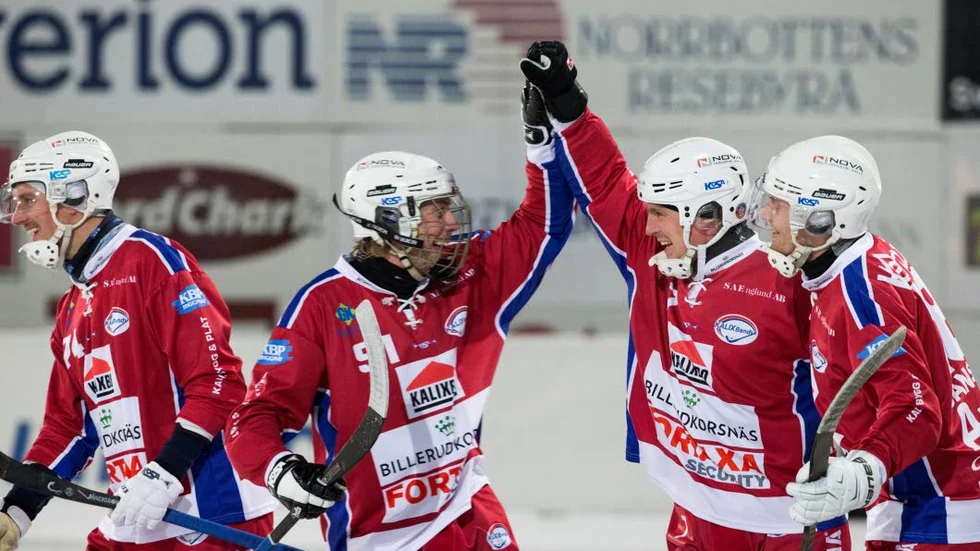 Vilken vändning. Kalix Bandy jublar efter den galna vändingen mot bottenlaget.