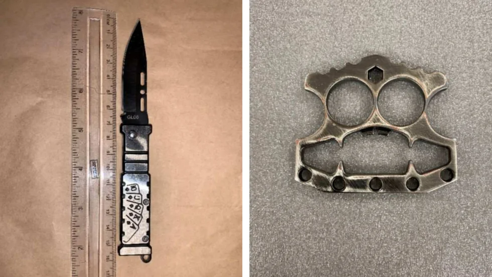 Den 27-årige mannen var beväpnad med kniv och knogjärn. (Bilderna är hämtade ur förundersökningen.) 
