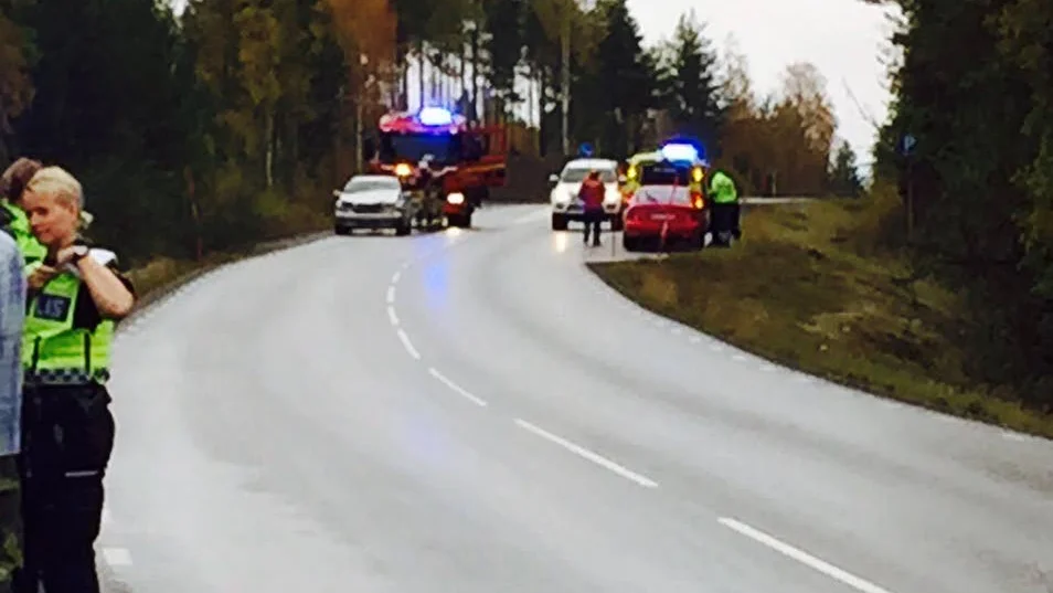 krock. Tre bilar var inblandade i en trafikolycka på Bensbyvägen utanför Luleå under söndagen.