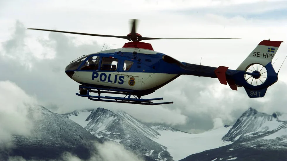 FLYG. Polisen har bokat alla helikoptrar som finns i närheten för att ta sig till olycksplatsen. (Arkivbild från ett tidigare eftersök i samma område)