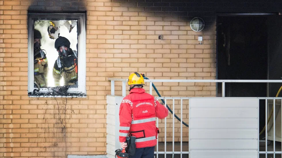 Rökdykare. Räddningstjänsten kunde snabbt släcka branden på Björkskatan.