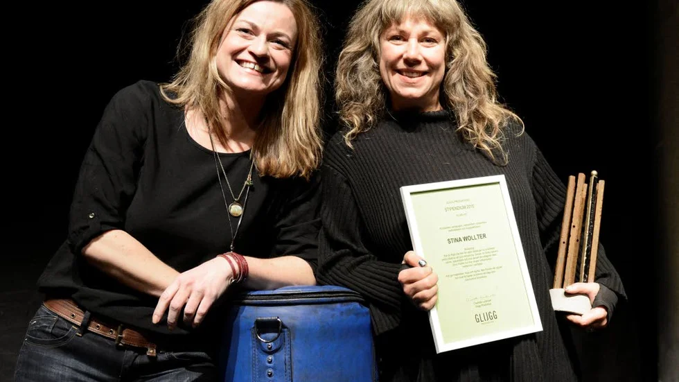 Stolta. Både initiativtagaren Charlotte Lindmark och mottagaren Stina Wollter var jublande glada strax före jul ifjol då Glugg stipendium delades ut. Charlotte, företagare, skådespelare pedagog och föreläsare bosatt i Luleå, utser årligen en stipendiat som får mottaga 10 000 kronor i pris. Glugg stipendium ska delas ut i åtminstone fem år och inleddes ifjol med att Kvinnojourer i Norrbotten fick det. I år gick det till konstnären, pedagogen, radioprofilen, sångerskan, textförfattaren och kroppsaktivistenkonstnären Stina Wollter för att hon bland annat "ingjuter mod till horder av kvinnor att våga vara ocensurerat fantastiska". Läs hela motiveringen i faktarutan nedan.