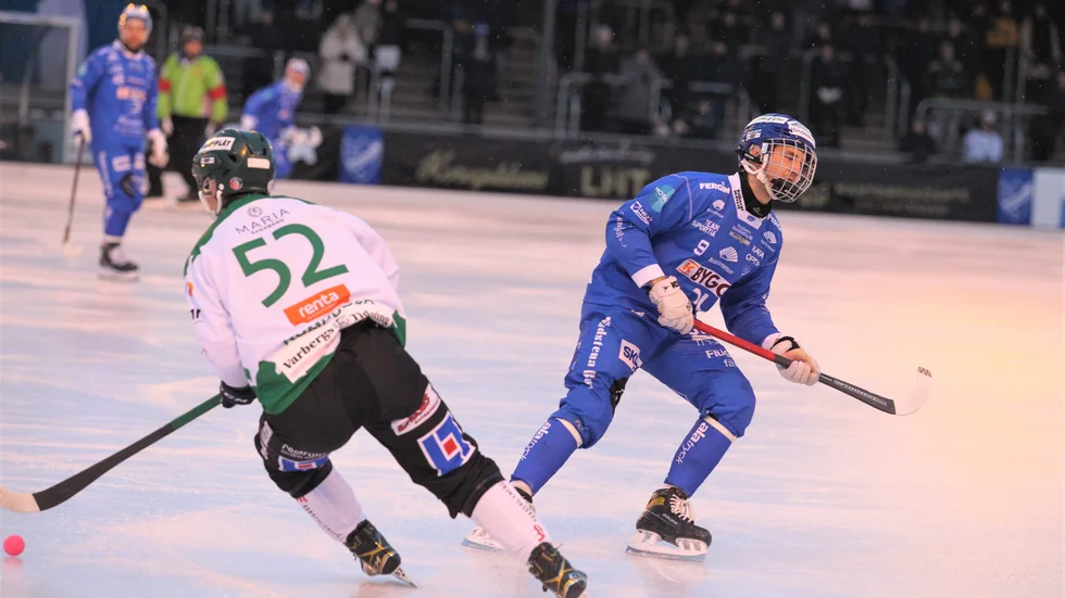 IFK Motalas Albin Rohlén och Frillesås Markus Kumpuoja i kamp om bollen i den regniga matchen på K bygg arena. Det var mycket lyftningar åt båda håll. Det var svårspelat. IFK vann med 2-1 efter segermål av Albin Rohlén på stopptid.