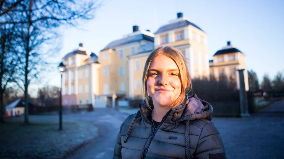 21-åriga Nora Ericsson Lund är besöksansvarig på Ericsbergs säteri och välkomnar nya gäster.