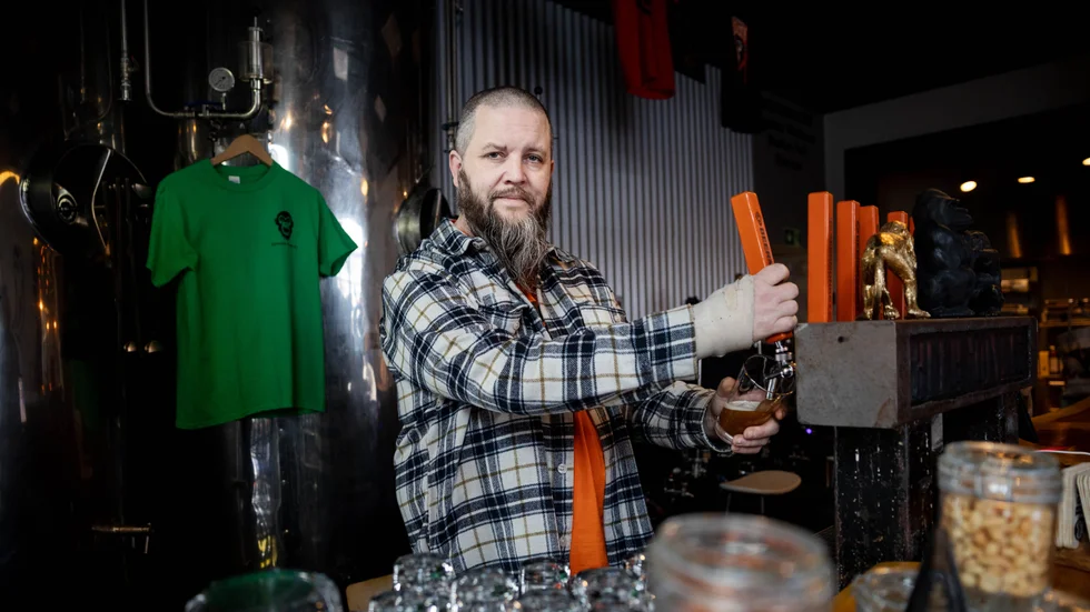 Krögaren och ölbryggaren Daniel Ceder på Beer Monkey satsar trots lågkonjunkturen. "Jag känner att efterfrågan finns och att jag måste ta chansen", säger han.