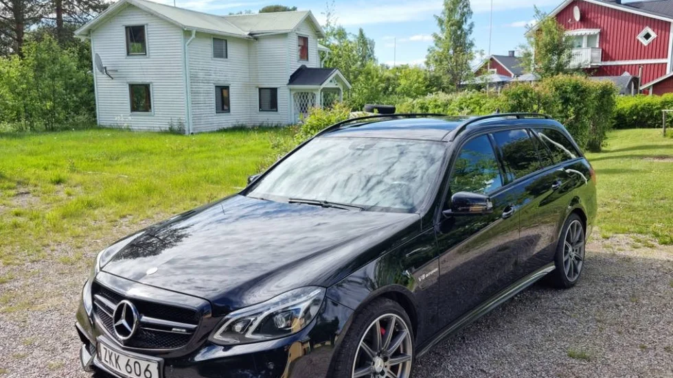 Den stulna bilen är en Mercedes Benz E63S AMG.