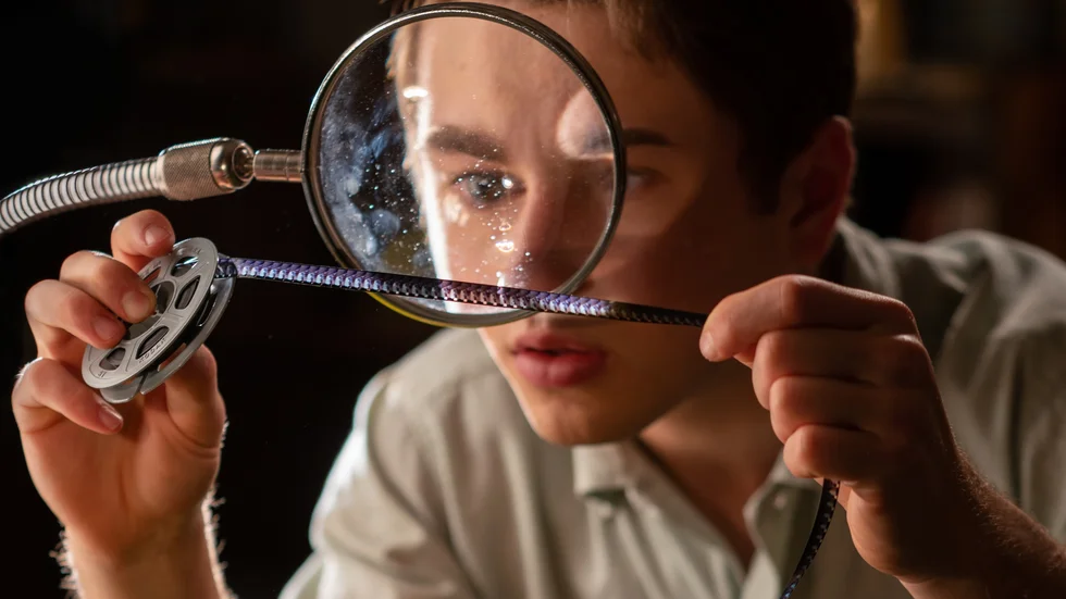 Det första mötet med biofilm blir för den unge Sam (Gabriel LaBelle) en skräckupplevelse. Men snart förvandlas traumat till en fascination och kärlek till filmkonsten.