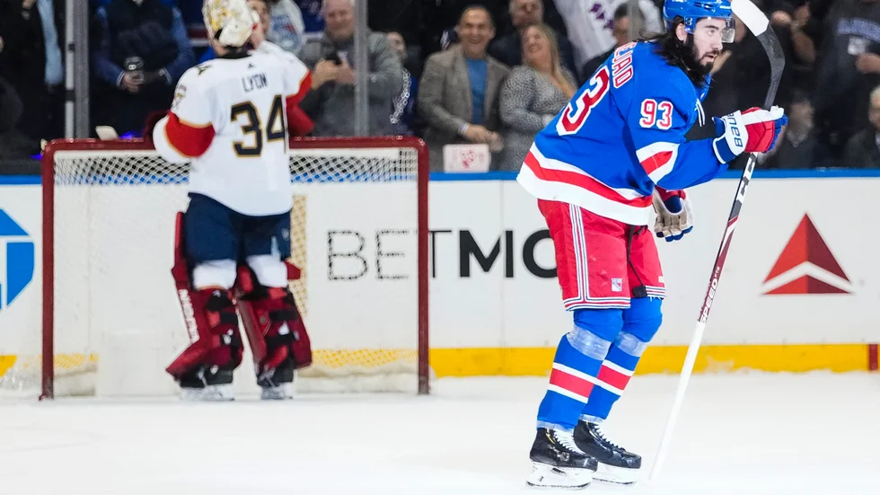 Mika Zibanejad gestikulerar efter att han gjort mål i den första perioden i mötet mot Florida.