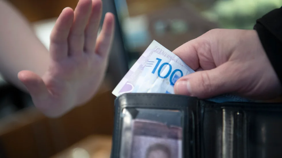 Få använder kontanter i Sverige. Vid en eventuell krigssituation skulle användningen sannolikt öka rejält, men att enbart gå över till kontanter är inte en hållbar lösning enligt experter TT pratat med. Arkivbild.