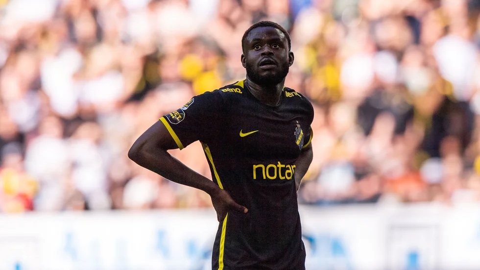 Benjamin Mbunga Kimpioka under en match med AIK. 