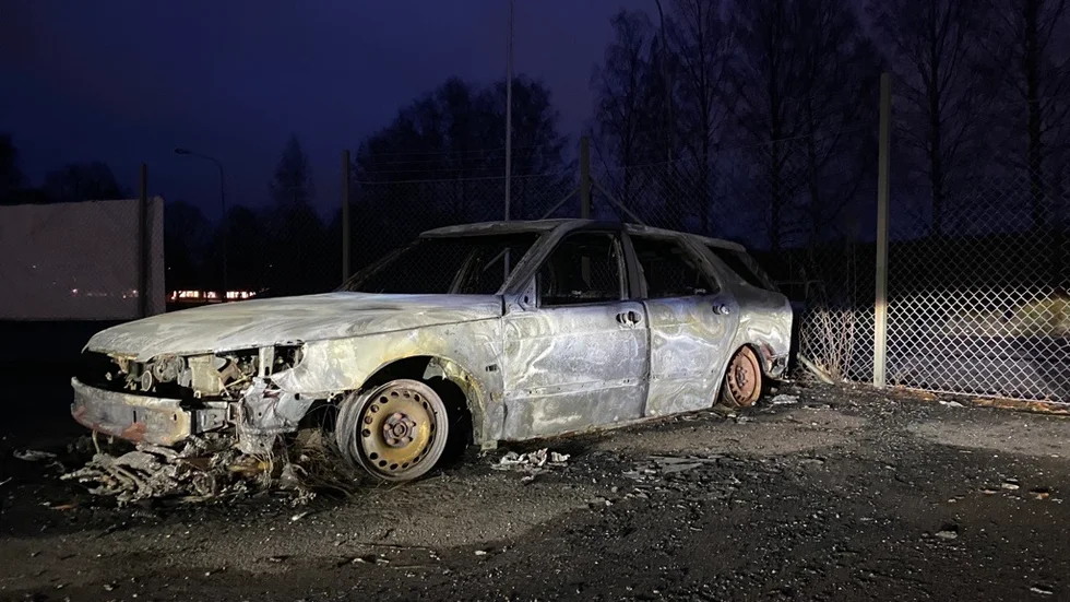 En bil blev helt övertänd på Lansengatan i Bråvalla natten till tisdag.