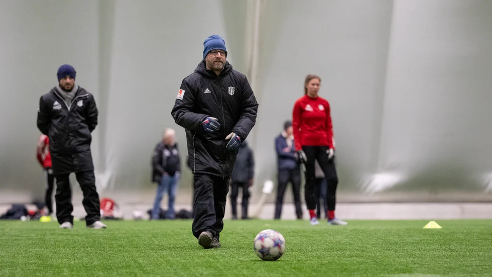 PIF-tränaren Stellan Carlsson på väg mot träningsmatch i tältet mot Team TG.
