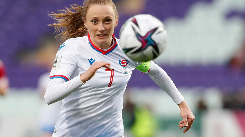 Asla Johannesen är Piteås sista nyförvärv inför 2023 års säsong i damallsvenskan. Här är Asla som lagkapten för Färöarna i en landskamp mot Ungern 2022.