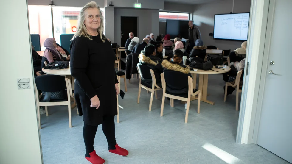 Bona folkhögskolas rektor Anneli Dahlqvist visar stolt upp de nya lokalerna vid PK-torget i Motala. De har blivit ett rejält lyft för skolan menar hon. 