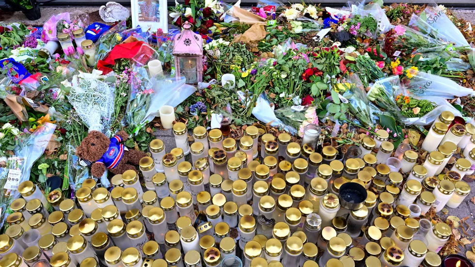 Människor har tänt ljus och lagt blommor på den plats i centrala Oskarshamn där en man knivmördades i ett uppmärksammat dåd på fredagskvällen den 23 september 2022. Arkivbild.