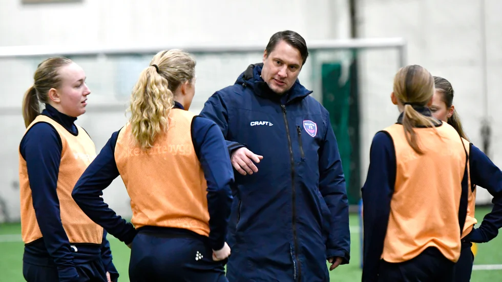 Jörgen Munter fortsätter att träna Skellefteå FC. Laget har börjat få bra ordning inför nästa säsong, då det unga laget testar vingarna i division I.