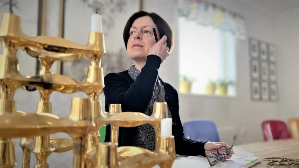 Hon sitter hemma och skriver, maken Urban Åhgren är en trogen korrekturläsare. De träffades på en skrivarkurs där hon var hans lärare för snart över 25 år sedan.