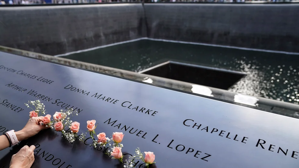 Blommor hedrar offer vid det återuppbyggda området efter 11 september-attacken i New York 2011. Arkivbild.