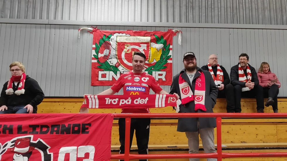 Muhamed Beslagic var en av nitton Degerfors-supportrar på plats i Arcushallen när IFK Luleå tog emot de allsvenska laget.
