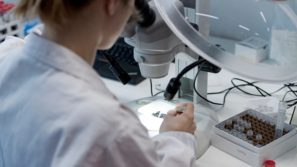 Forskning och utveckling har lett till nya effektiva metoder för att diagnosticera och behandla cancer, skriver flera skribenter.