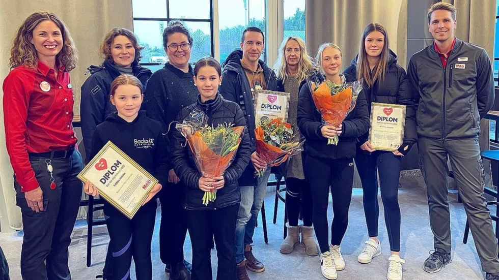 Anna och Emil Remröd, som driver Ica maxi i Katrineholm delade ur stipendium, blommor och diplom till representanter från Gymnastikföreningen Katrineholm, Spökbackens alpina skidklubb och Backa konståkningsklubb.