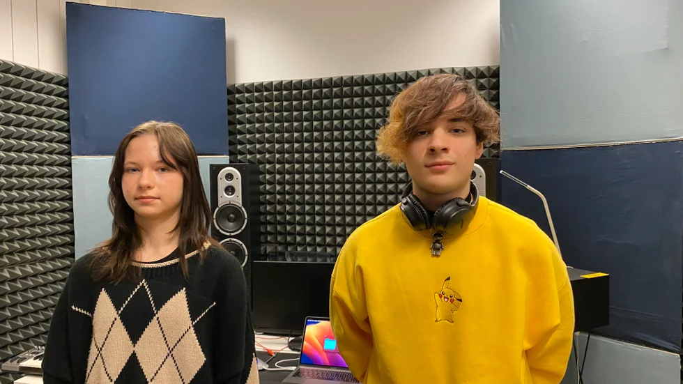 Kursdeltagarna Märta, 13 och Estefan, 18 var nyfikna på att producera egen musik. 