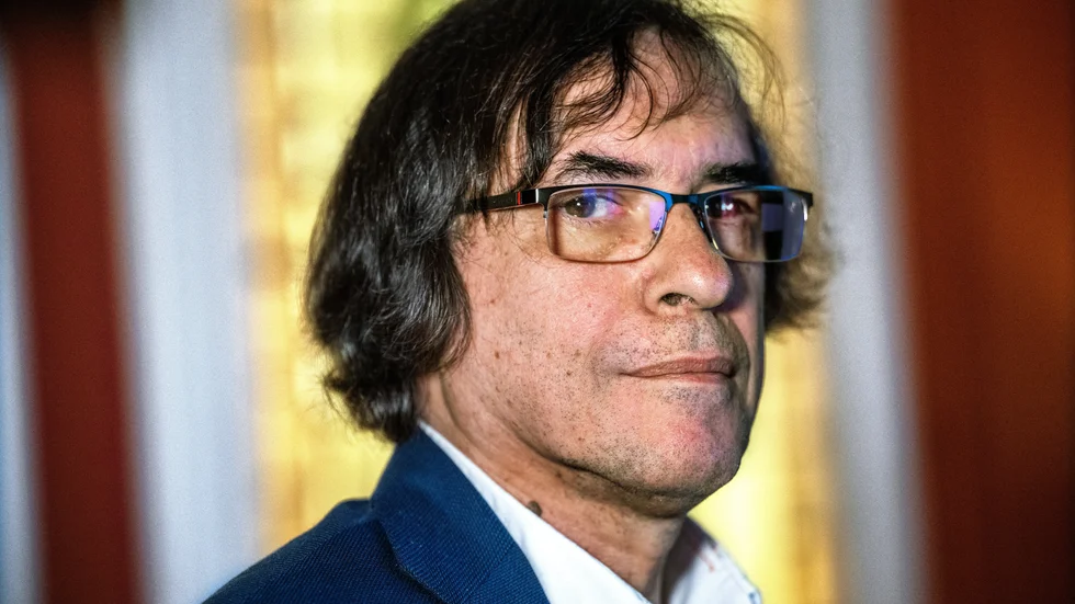 "Som barn älskade jag att läsa och inte att leka med mina kamrater. Jag satt ensam bakom en stängd dörr och pratade med dem som verkligen intresserade mig – författarna och deras gestalter. Den känslan av ensamhet är ryggraden i mitt liv, säger Mircea Cartarescu.