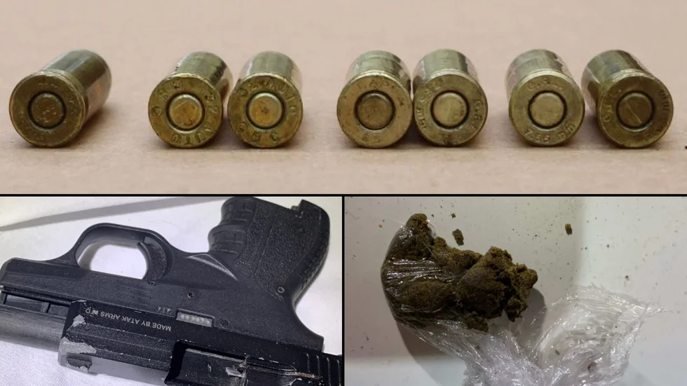 Vid husrannsakan i 20-åringens lägenhet fann polisen en skarpladdad pistol, ett magasin med sju patroner och 12 gram hasch.