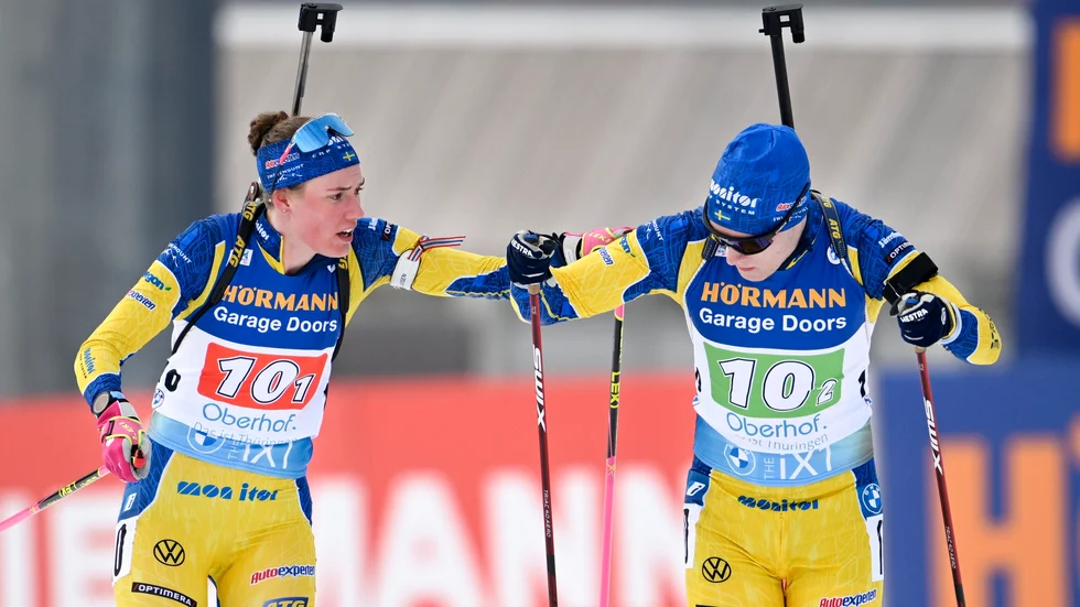 Sebastian Samuelsson och Hanna Öberg vid växlingen under singelmixedstafetten på skidskytte-VM i tyska Oberhof.