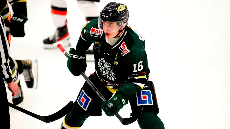 Edvin Wiklund gled i från i boxplay och var iskall när han satte 3-1-pucken. Då kändes det som att ESK gick mot andra raka segern. Men Segeltorp gjorde som ESK mot Huddinge i söndags, vände och vann. Och tog sin första seger för hösten.