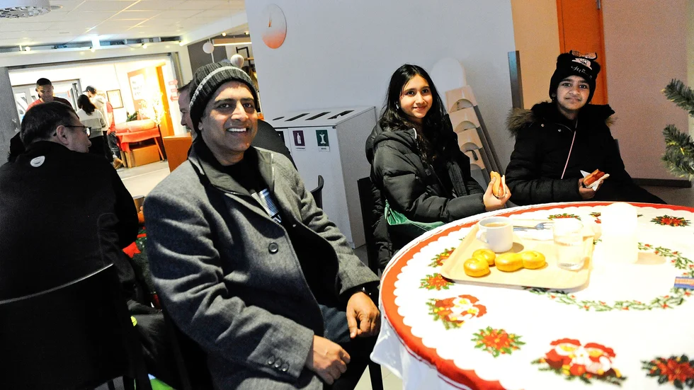 Mohammad Arif från Indien flyttade med sin familj till Skellefteå i somras. Sedan dess har han jobbat på Wipro. På julkafét bjöds han och barnen Aasia och Aaria på varmkorv och lussebullar.