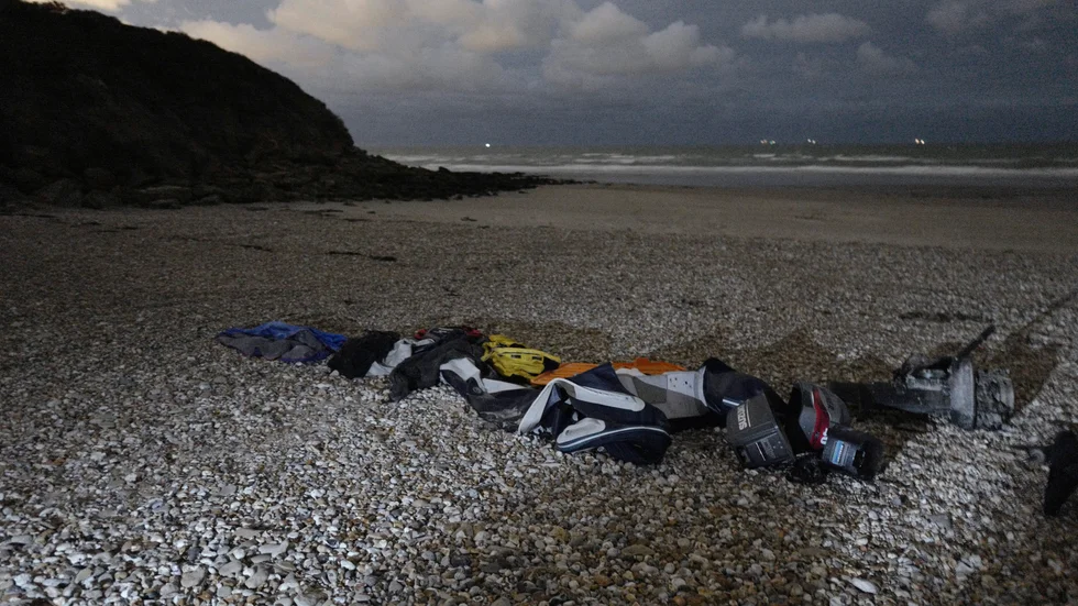 Utrustning som blivit över vid flyktingsmuggling över Engelska kanalen. Bild tagen i Wimereux i Frankrike 2021.