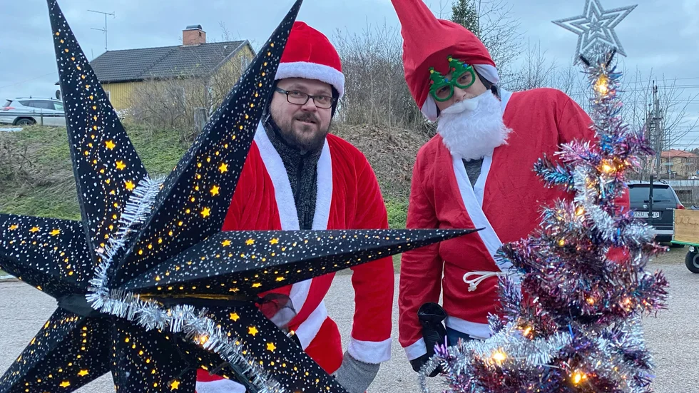 Tomtarna Magnus Bruhn och Magnus Larsson har pyntat både sig och sina mopeder. 