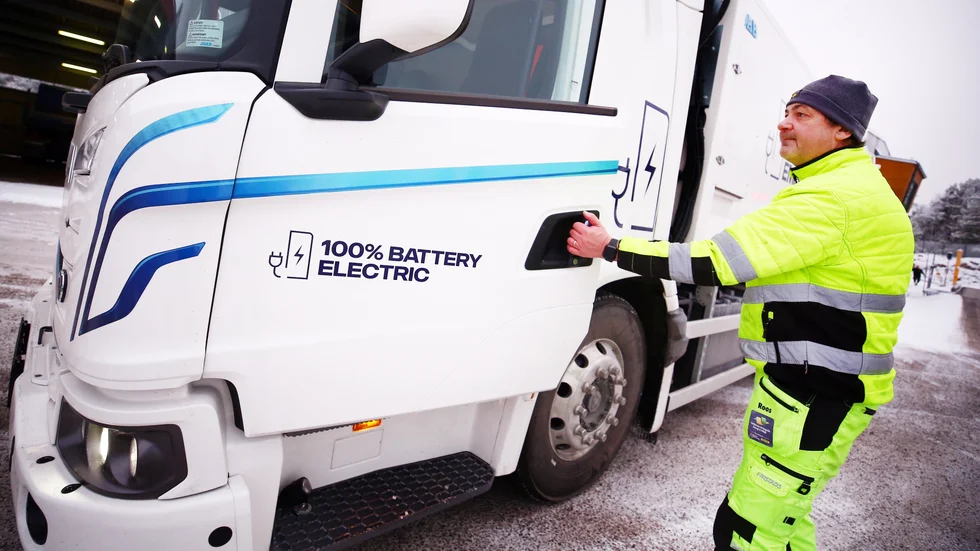 Magnus Roos var den renhållningsarbetare på ESEM som först fick äran att provköra den elektriska sopbilen som är till låns under en vecka.