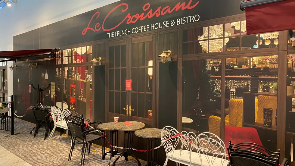 Dörren är stängd och möblerna fastlåsta. Det är färdigfikat på La Croissant i Visby.