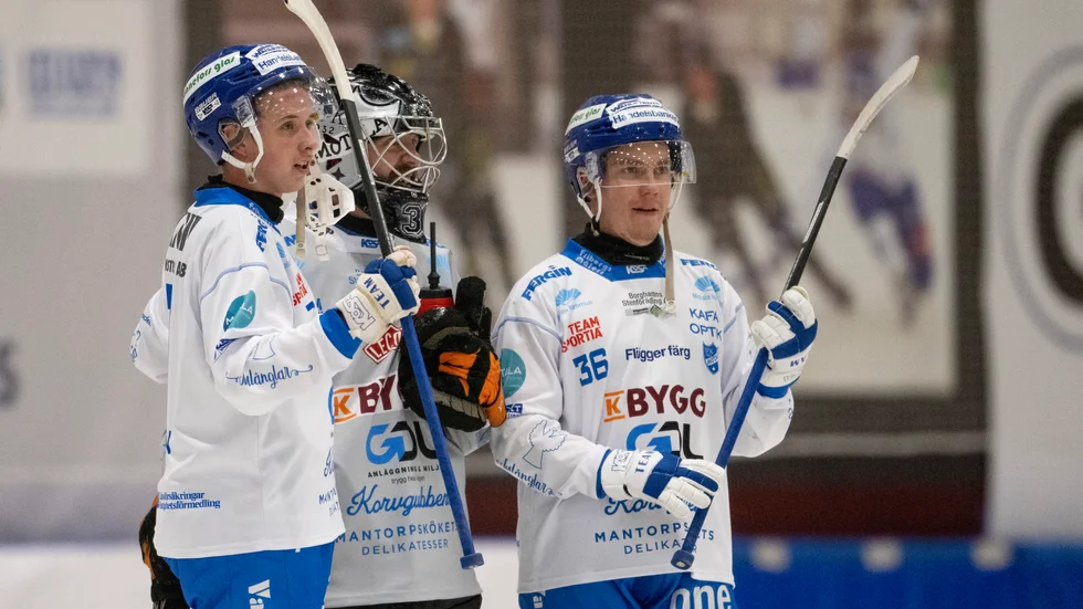 IFK Motala har hittils i år släppt in 29 mål. Bara Villa Lidköping, Gripen och Västerås har släppt in färre. En av nycklarna till det defensiva samarbetet är att de är samspelta i laget, enligt Niclas Ögren, här tillsammans med målvakten Jussi Aaltonen och backkollegan Casper Hänninen. 