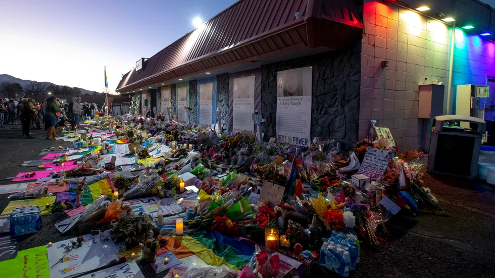 Folk sörjer offren för attacken mot nattklubben Club Q, som var en fristad för hbtq-personer. Arkivbild.