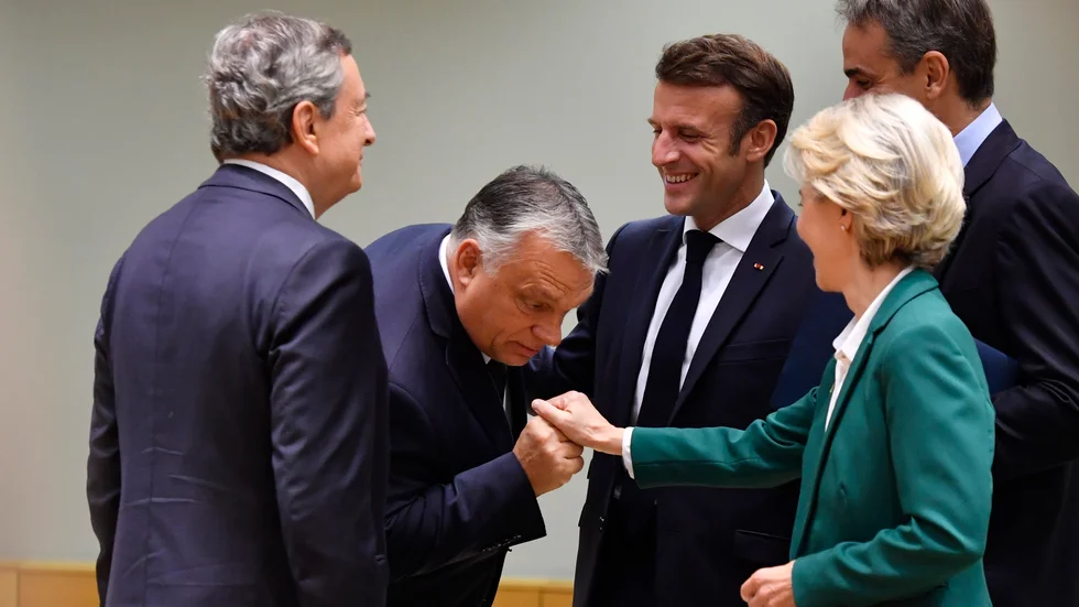 Ungerns premiärminister Viktor Orbán bockar för EU-kommissionens ordförande Ursula von der Leyen vid ett EU-toppmöte i oktober. Arkivbild.