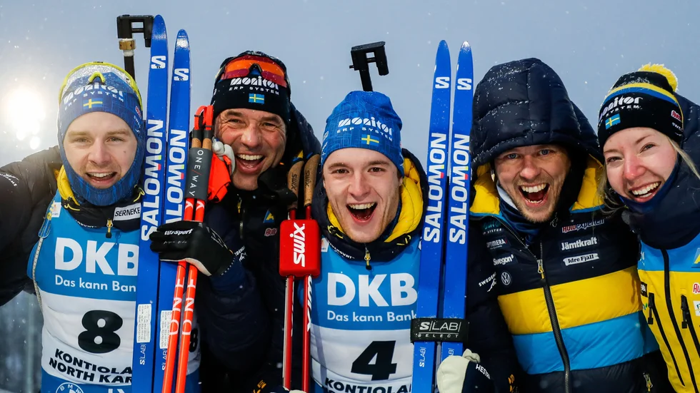 Jesper Nelin och Sebastian Samuelsson kramas om efter söndagens jaktstart.