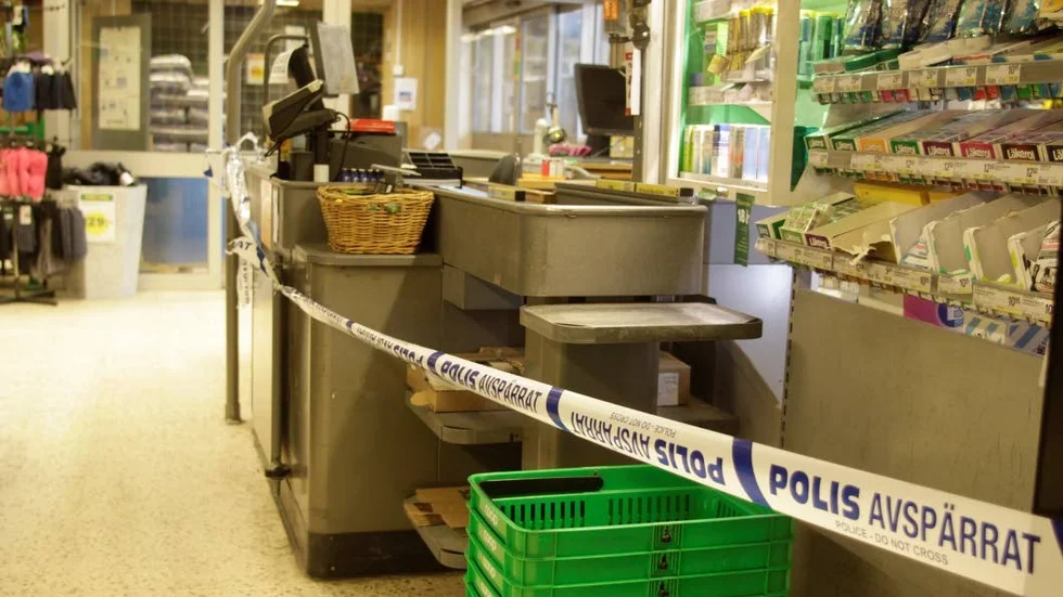 Polisen studerar övervakningsfilm från det rån som Coop Konsum i Boxholm utsattes för under söndagskvällen.