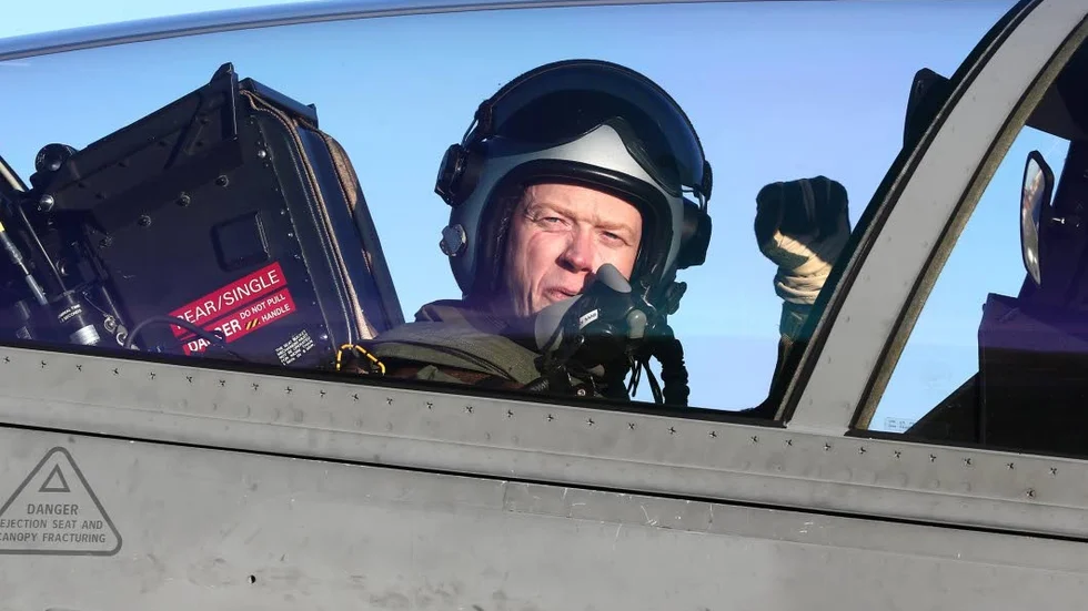 Pustar. Det är skönt att ta av sig syrgasmasken efter flygningen.