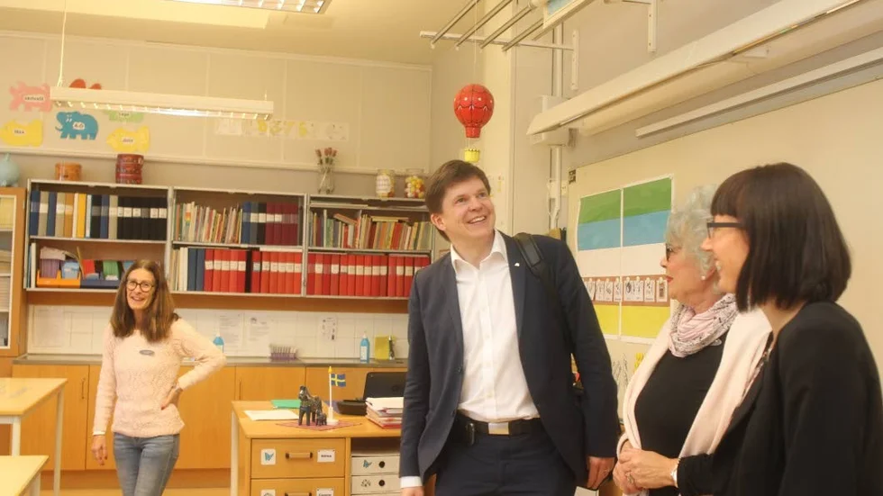 Frågvis. Andreas Norlén (M) hade mycket frågor när han besökte Centralskolan och dess personal. Här Gunilla Andersson, Marie-Louise Lindblom och Maria Gullqvist.