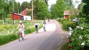 Den svenska sommaren mötte cyklisterna med solsken och medvind, som här i Yxered inte långt från målet i Totebo.