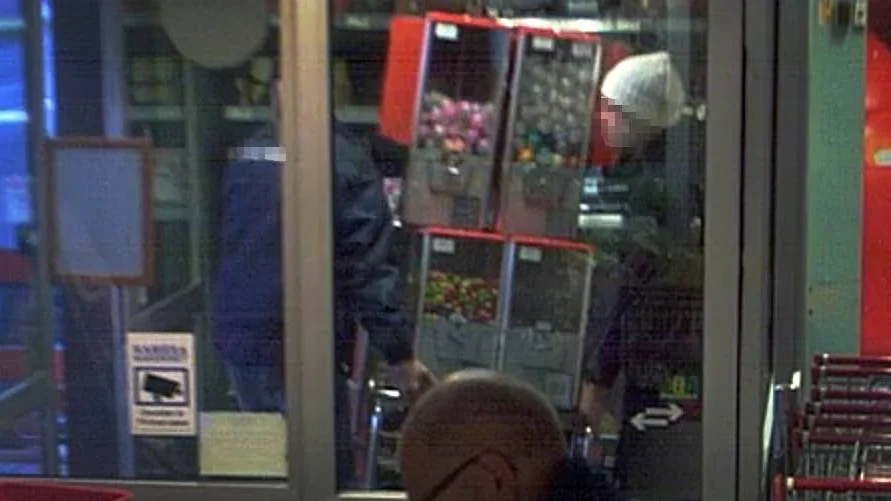 Här går tjuvarna ut med tuggummiautomaten.