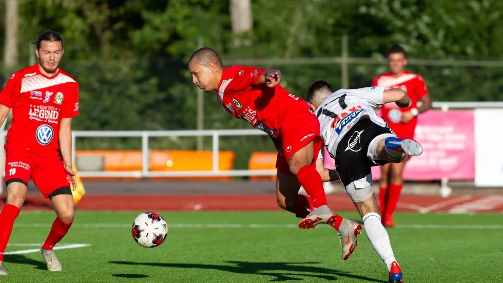 AFK:s Daud Dire i duell med Maif:s Almin Masic.