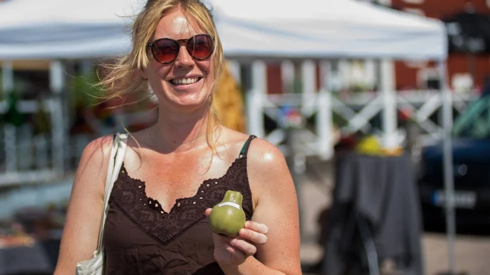 Linda Wennerfeldt har kommit ända från Årsta för att fynda porslinspäron på loppisen i Motala hamn.