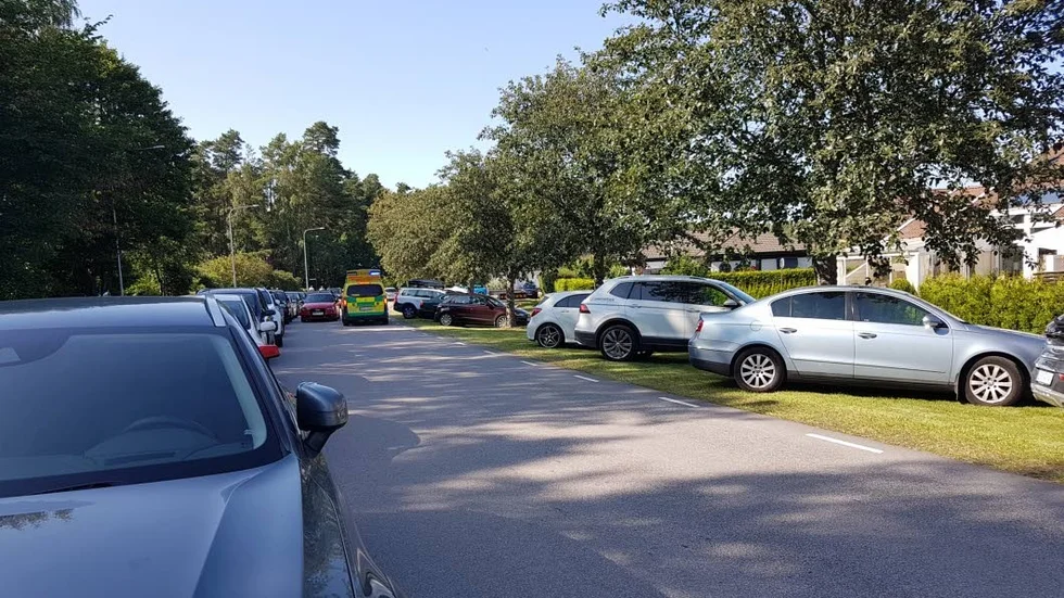 Soliga dagar råder det parkeringskaos vid Varamon. Det gör att utryckningsfordon kan få svårt att ta sig fram.
