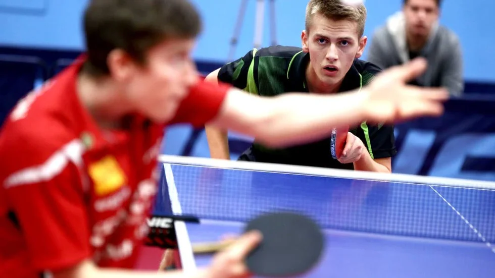 Drygt 400. Det kommer spelas mycket bordtennis i Mässhallen under lördag och söndag. Den nya tävlingsformen "Hardbat" som är öppen för olicensierade spelare finns med på programmet.