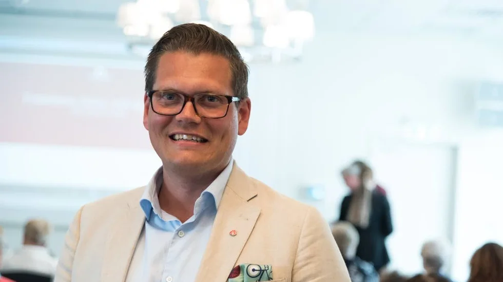 Jonas Hellberg (S) tycker Anders Anderssons (KD) historieskrivning när det gäller seniorkortet är vilseledande.